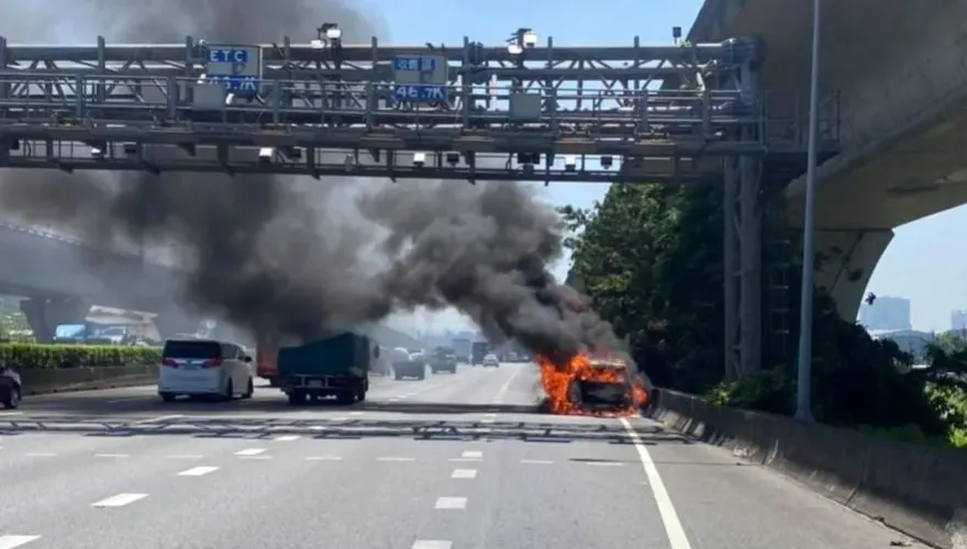 快訊/國1北上桃園段火燒車　74歲駕駛急靠路肩棄車逃生