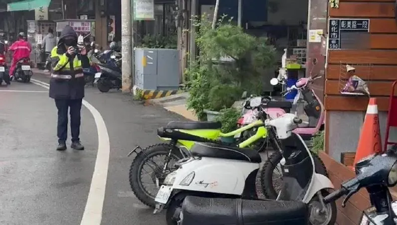 該去收驚了！停門口「1個月被撞4次」　車主崩潰：機車不是買來給各位撞的