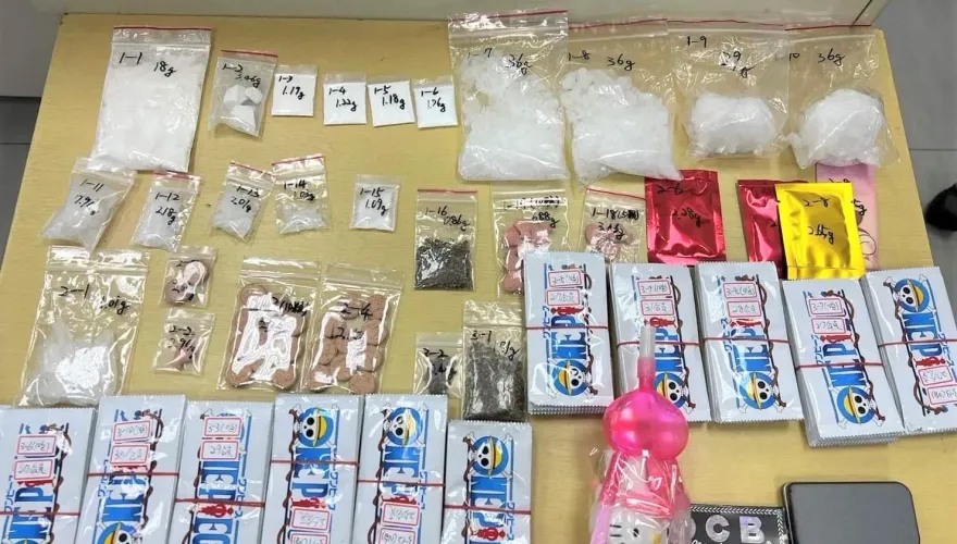 影/賣萌？槍毒通緝犯躲竹市motel被逮　毒品堆赫見「無嘴貓」吸食器