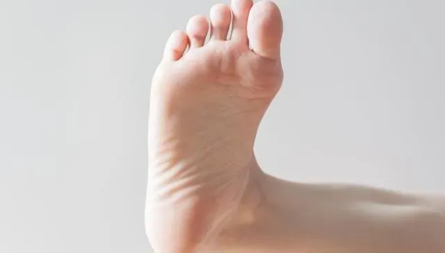 足底疼痛、腳底長繭可避免！物理治療師曝「鞋墊」是關鍵