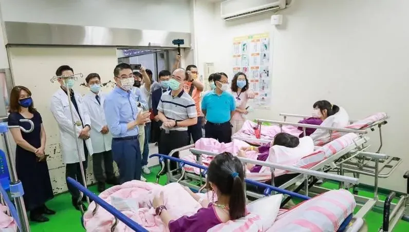 武崙國小學童飲用牛奶不適送醫　謝國樑親探視下令嚴查