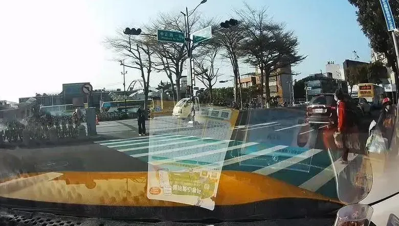 影/計程車禮讓路人遭客運追撞！司機要求營業損失　對方竟說維修費打折