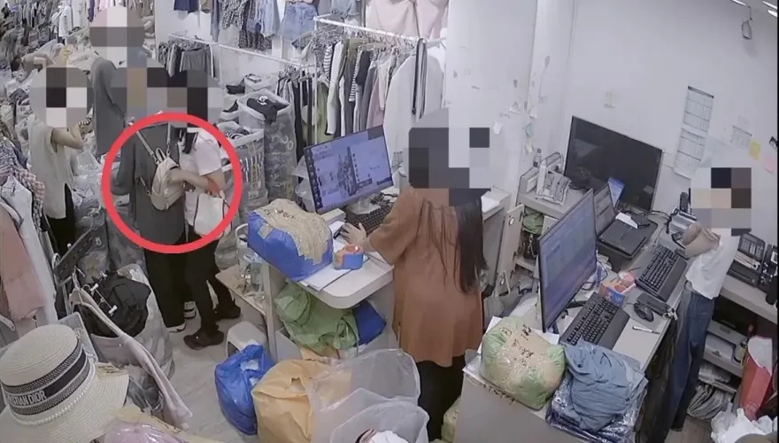 影/抓包片！五分埔女大盜專扒顧客皮包　下手瞬間被店員抓包栽了