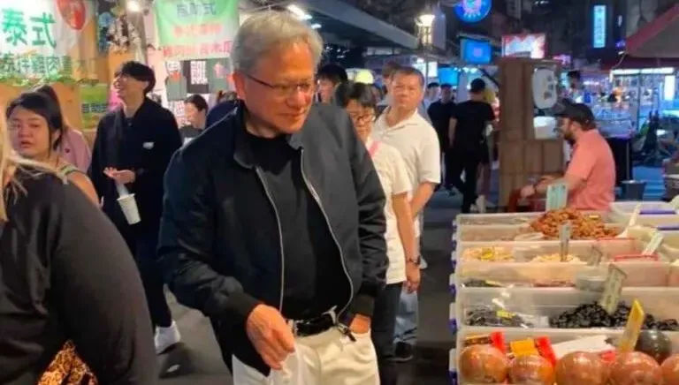 身價上兆！輝達CEO黃仁勳抵台 逛夜市手上拿這台灣小吃