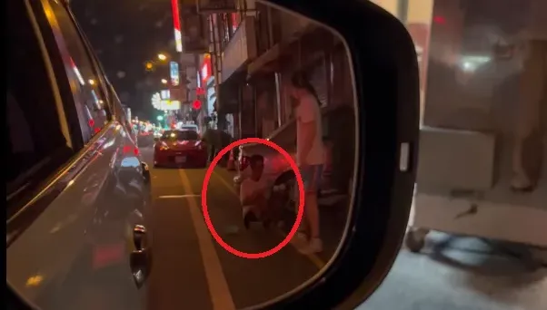 影/街頭行乞手走路！善心國中妹給包子、500元　他抽走紙鈔下秒站起來了