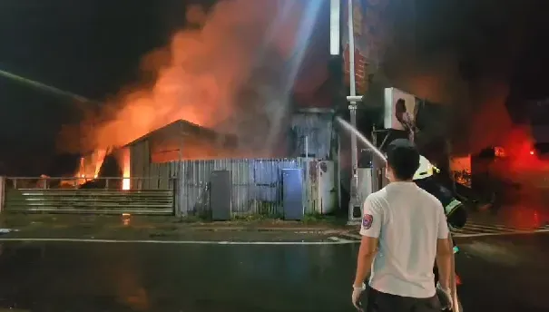 高雄百坪鐵皮屋深夜燃燒！鄰近台88「高處見火光」花1hr才撲滅　商家損失慘重