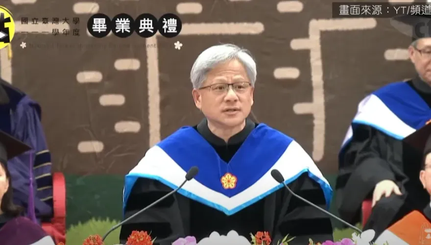 影/「在AI時代跑起來！」　黃仁勳勉台大畢業生「試著追逐獵物否則就會成為獵物」