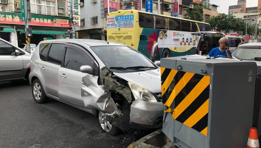 快訊/影/屏東市近千戶大停電！禍首竟是72歲翁駕車撞爛變電箱　16:45恢復供電
