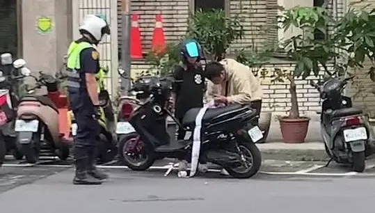 影/簽不完的罰單？騎士違規改裝遭警攔查開單　網笑：還以為是湯姆熊彩券