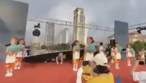 影/驚悚現場曝！跳到一半「舞臺巨幕轟然倒塌」　9童遭狠壓家長嚇壞狂尖叫