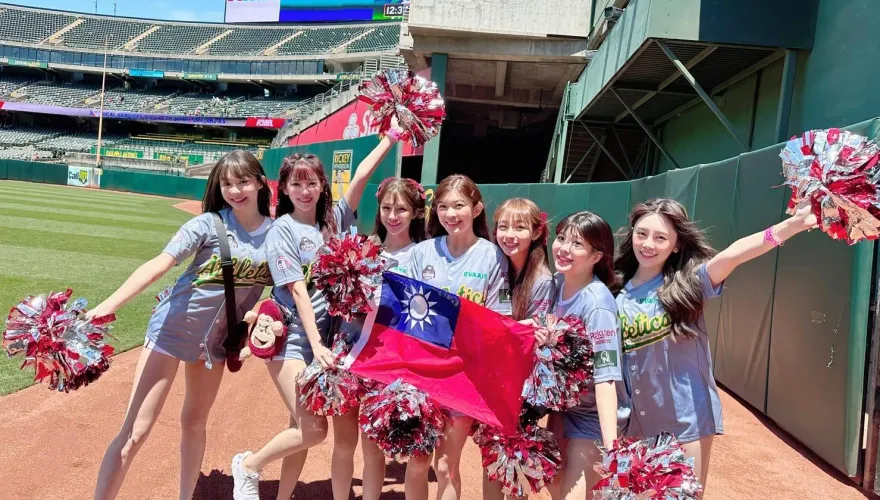 影/台式應援登運動家主場！樂天女孩開球　林襄甜喊：以台灣人為榮