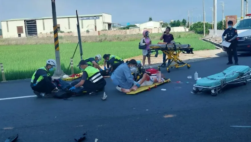 影/苗栗少年三貼搶快左轉遭撞飛！　3人骨折送醫