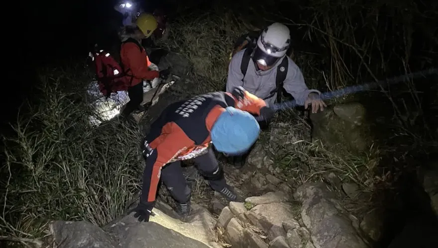 影/南投合歡溪暴漲4人受困　救難人員漏夜救援！驚險畫面曝