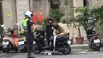 影/騎士違規遭攔查「罰單長到拖地」畫面驚呆網　中和警解答了