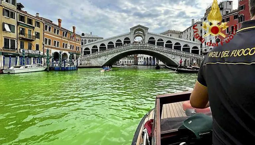 整條水道綠油油！威尼斯運河驚現螢光綠液體　環團否認下手當局調查中