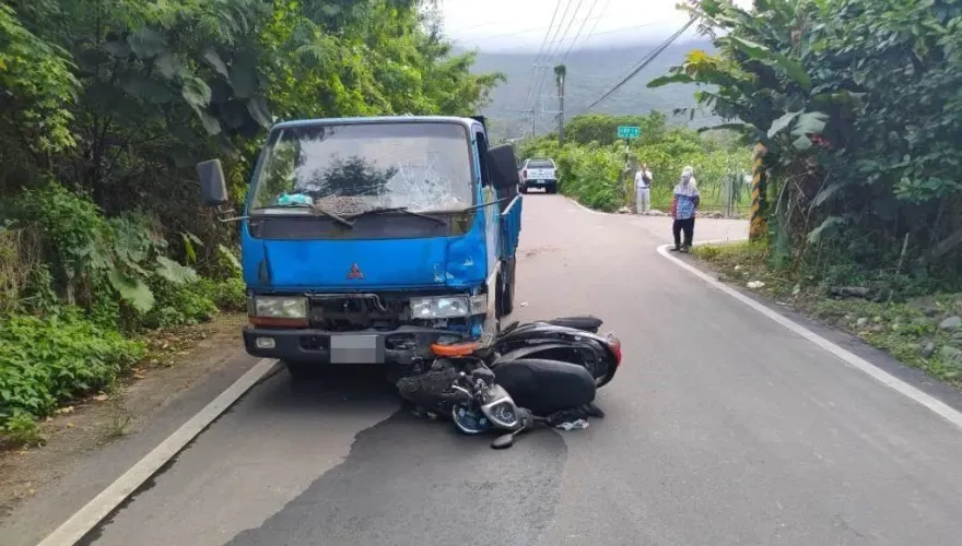 79歲老翁駕駛貨車巷口急左轉　騎士遭撞噴飛腦死身亡