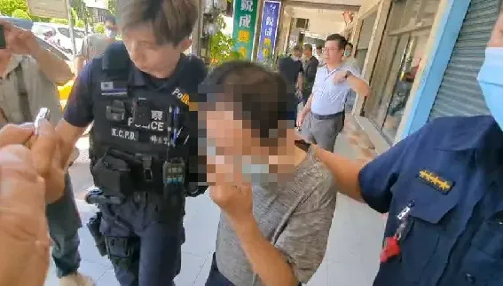 快訊/抓到了！高雄星巴克遭槍擊　警方烙鎖匠開門逮口罩阿伯