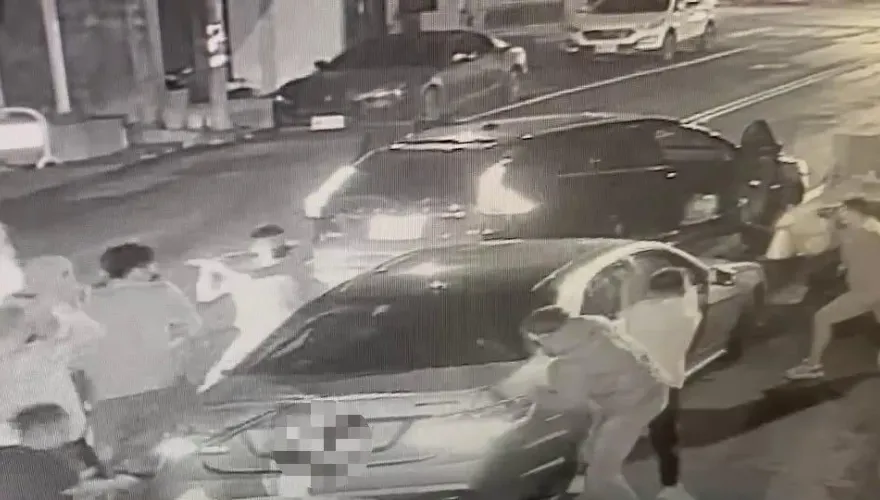 影/砸車堵人片！新竹芎林街頭現暴力團　多名小弟蜂擁而上畫面嚇壞民眾