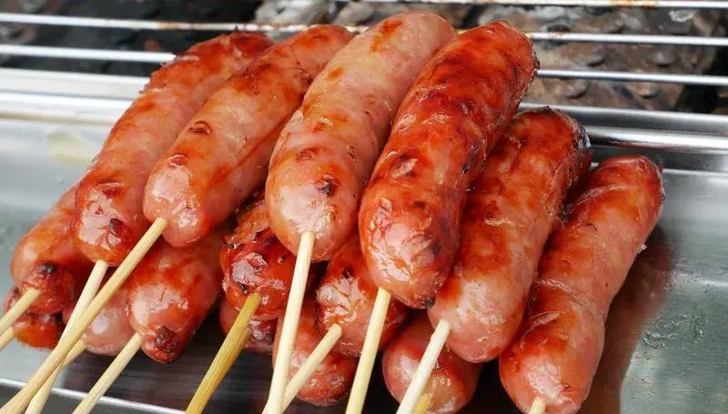 烤肉致癌CP「香腸＋養樂多」！專家闢謠：對人體負擔不大