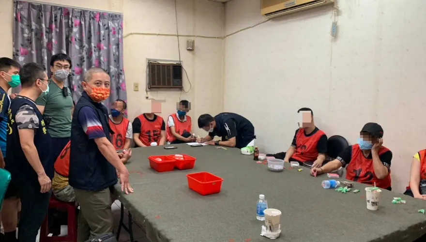 影/台南永康警拂曉出擊！再破天九牌職業賭場　逮31人送辦