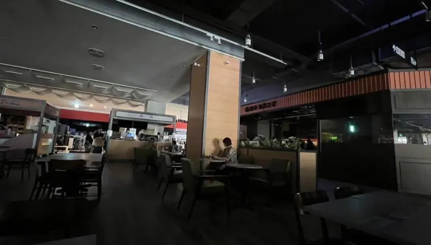 快訊/台中LaLaport又出事！南館中午大停電　民眾摸黑吃飯畫面曝