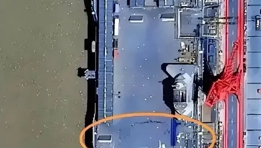 還沒海試就裂了？航母福建號甲板現「詭異黑線」　陸媒闢謠：疑是「塗層龜裂或異物反光」