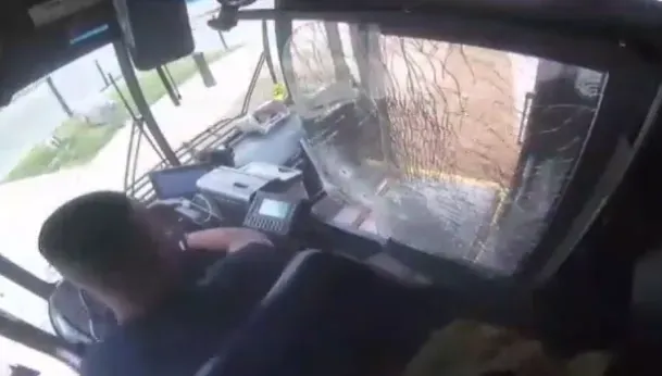 影/公車槍戰！男子持槍威脅停車　遭司機開槍回擊嚇到趴在地上爬