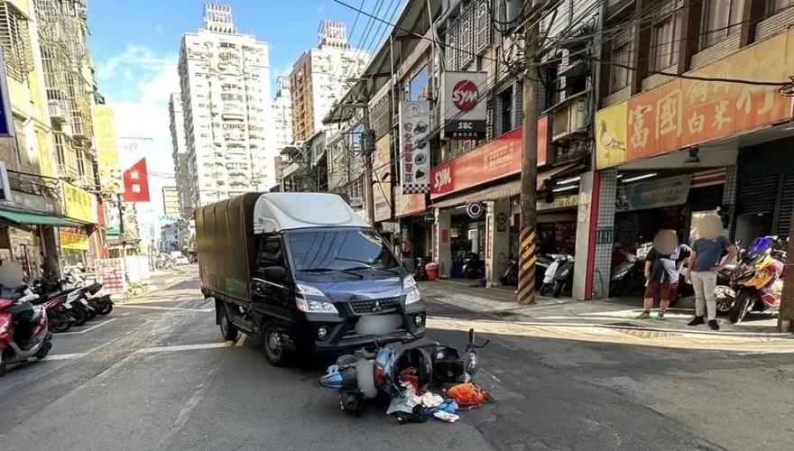 快訊/新莊貨車左轉擊落對向機車　騎士摔成豬頭送醫急救