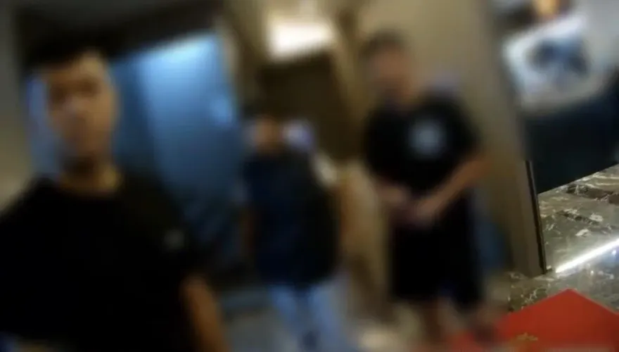影/蘆洲撞球場屁孩糾紛鬥毆　男遭彈簧刀劃傷腹部警逮4人