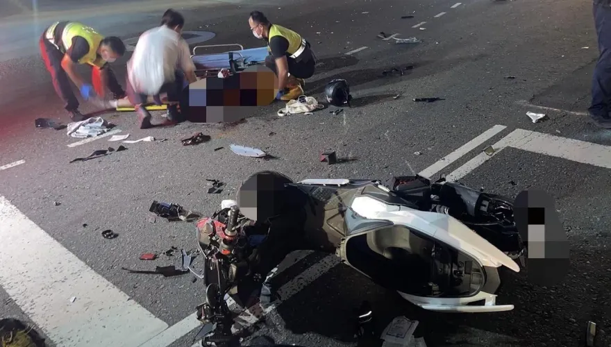 影/自小客疑路口未禮讓釀禍　擊落重機2人噴飛受傷