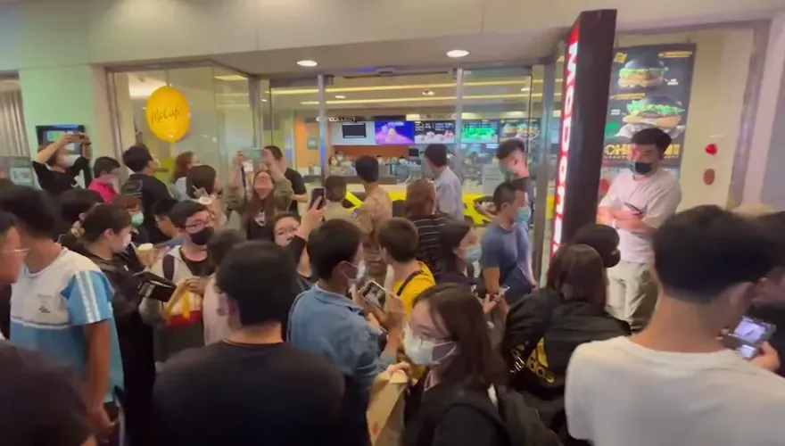 影/台中2家麥當勞今晚熄燈！民眾聚集拍照留念　「復活」新據點曝