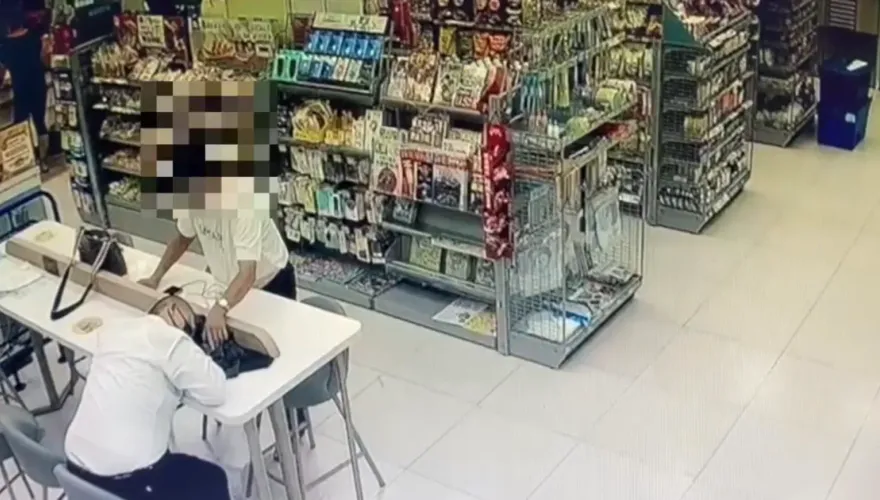 影/髒東西！超商見遊客趴睡摸走iPhone　全被錄下來
