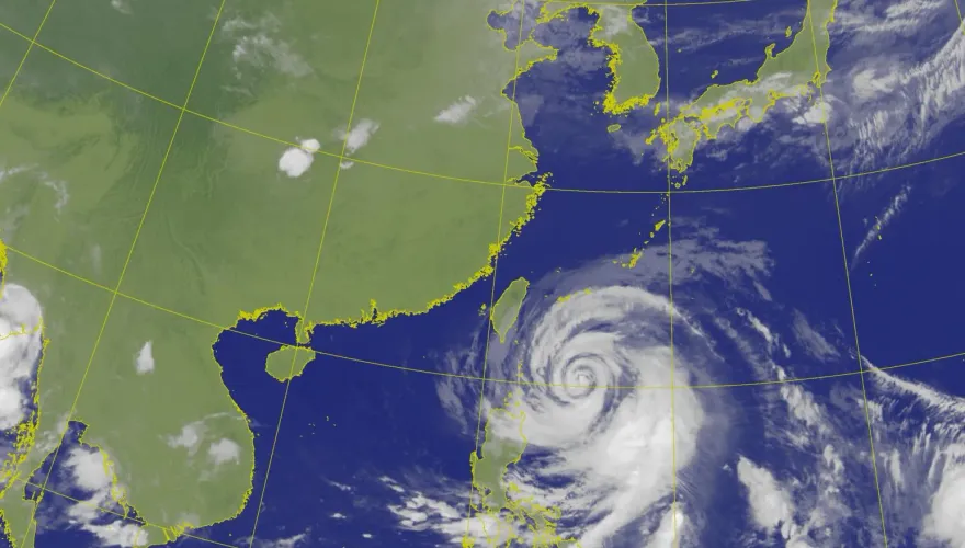 瑪娃龜速迴轉發海警！「2地區」慎防豪雨　颱風放假機率曝