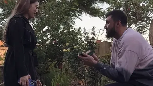 求婚作戰大成功！女友開心戴上戒指　「印度姚明」布拉成台灣女婿