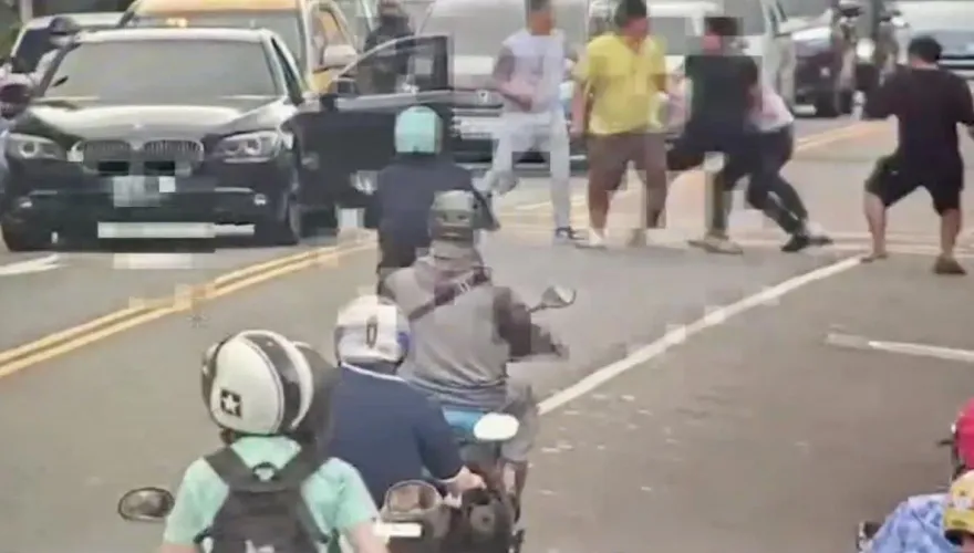 快訊/鬥毆片！北市賓士被BMW跟蹤叫支援　5人街頭大亂鬥全被逮