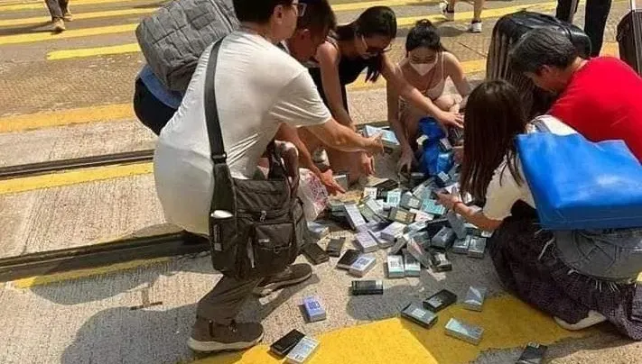 銅鑼灣保險套扛壩子！背心妞摔跤「海量套套」散滿地　路人幫撿現愛心
