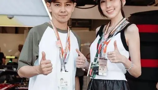 影/林志穎重返賽車場！披戰袍合體F1賽車手　夫妻同框照洩不老童顏