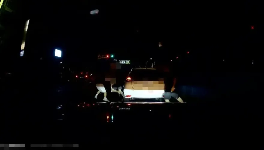 影/格鬥片！行車糾紛「拉爆」對方車窗！　他慘遭駕駛、乘客2打1