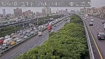 快訊/國1北向三重交流道「貨車、小客車追撞」！後方紫爆「時速僅19公里」
