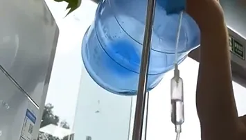 影/打點滴突遭拔管「插礦泉水桶」　女患者嚇壞...陌生男詭辯：能消水腫