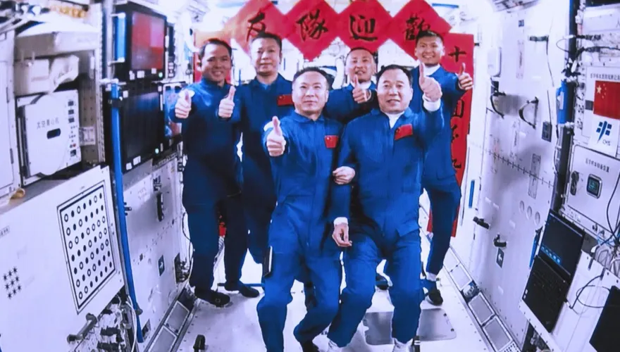 再現「太空會師」名場面！神舟十五、十六乘組同框拍攝「全家福」