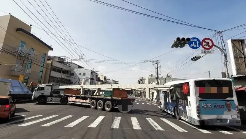 影/拖板車轉彎撞公車！高雄公車玻璃遭鋼構擊碎　驚悚瞬間全曝光