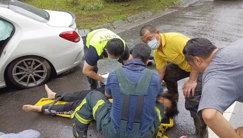 快訊/新竹尖石賓士自撞！2人受困　23歲男救出失去生命跡象