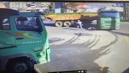 影/桃園砂石車「死亡迴旋」趕盡殺絕　阿伯棄車用生命狂奔！畫面曝
