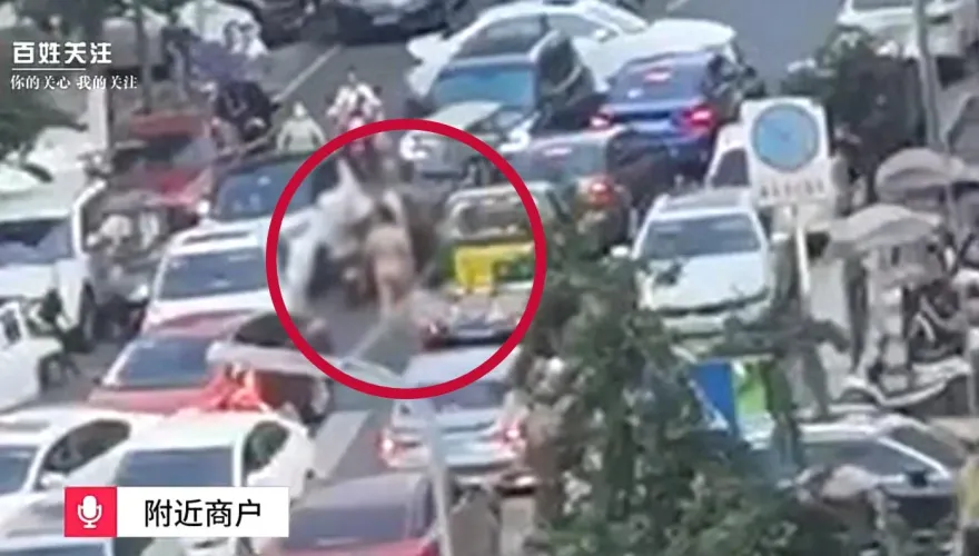 影/連撞多車後…開門下車「邊走邊脫」　男子大街裸奔「遛鳥」致塞車