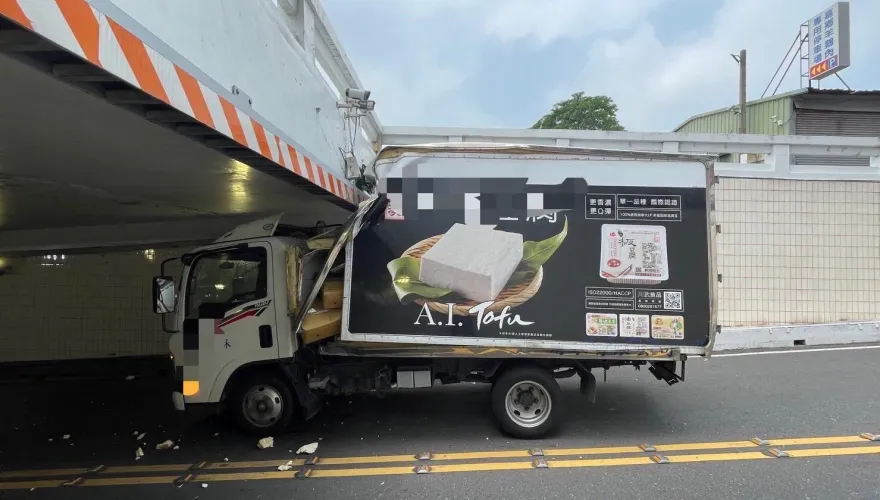 衝！貨車趕送貨慘卡地下道　豆腐狂噴出「他還猛催油門」