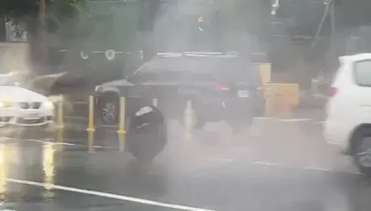 影/瑪娃外圍環流帶豪雨轟高雄！路上人孔蓋突噴出　飛擊來車底盤險釀災