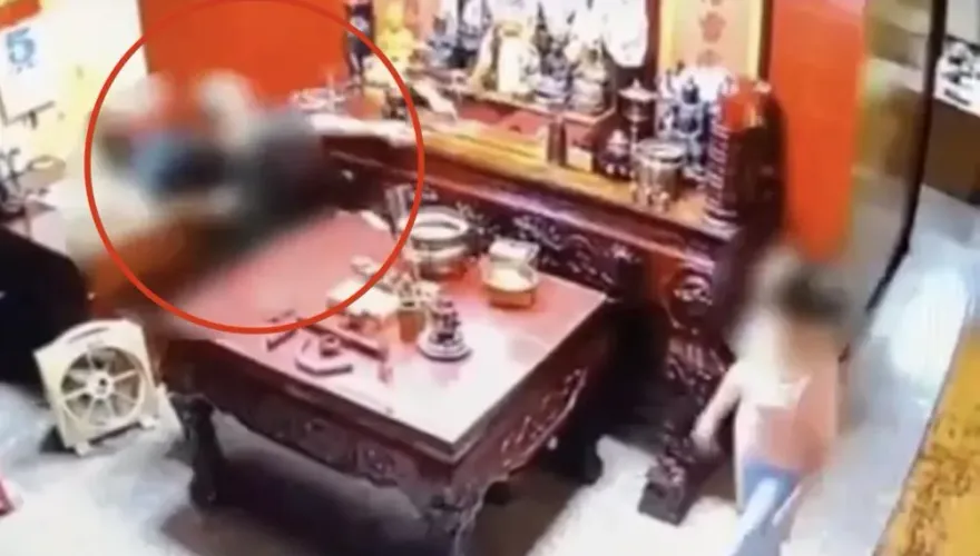影/抓包片！偷神明金牌全程被監控　宮廟人員大街飛撲逮人