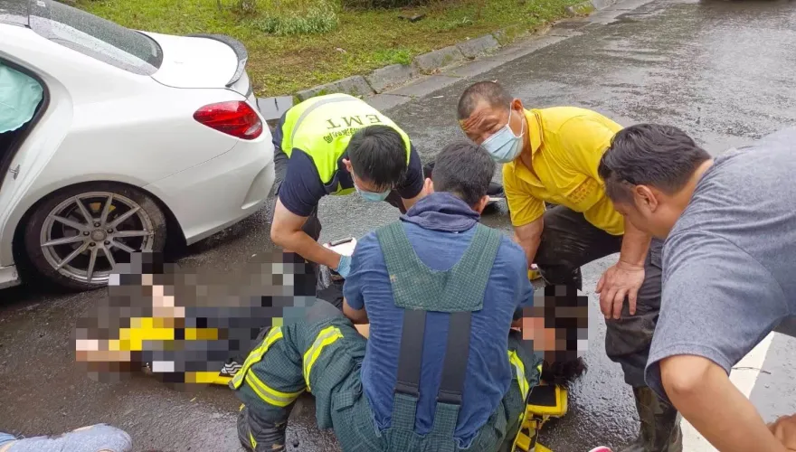 快訊/男駕駛不幸身亡！新竹尖石賓士撞護欄車頭全毀　女乘客仍昏迷中