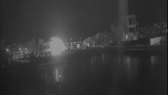 影/暗夜突現巨大火光！台南央廚「氣爆」威力驚人　震垮天花板砸傷鄰居